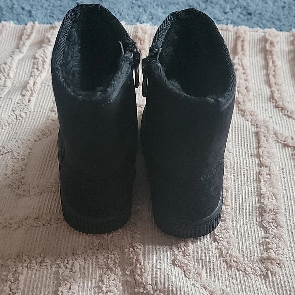 Cat & Jack little girls black boots, size‎ 5. New. Faux Fur lining.